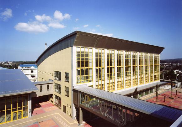 志賀町立統合中学校 アリーナ昼景.jpg
